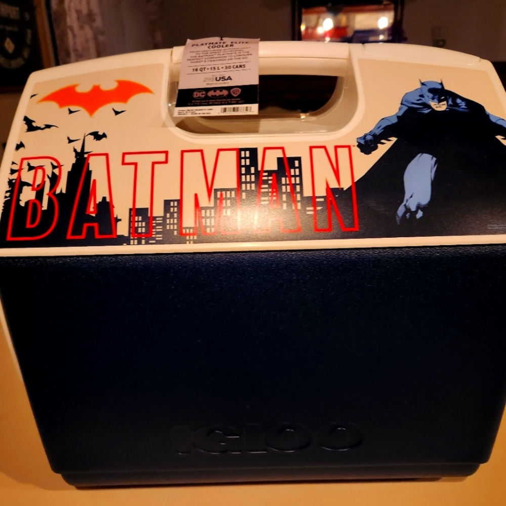Brand new with tags Batman 16 quart/15 liter / 30 cans igloo brand cooler